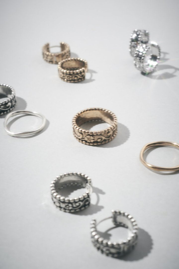 ヴィンテージ シック エングレイヴ ワンタッチ ピアス