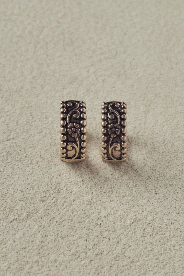 ヴィンテージ シック エングレイヴ ワンタッチ ピアス – GOLDY