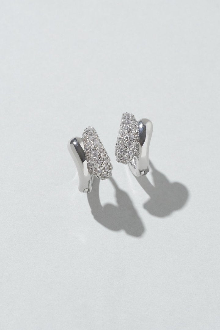 キュービックジルコニア カーヴィー メタル ワンタッチ ピアス