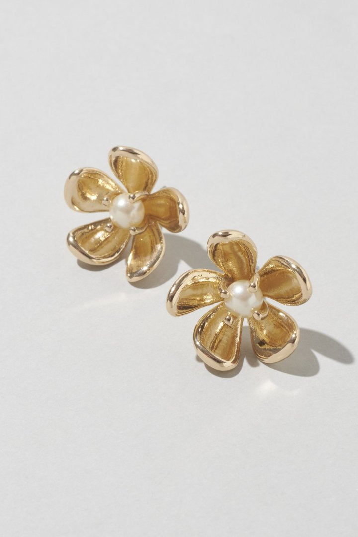 花の形状のゴールドメタルピアス 未来 メタル フラワー × パール ピアス – GOLDY Onlinestore