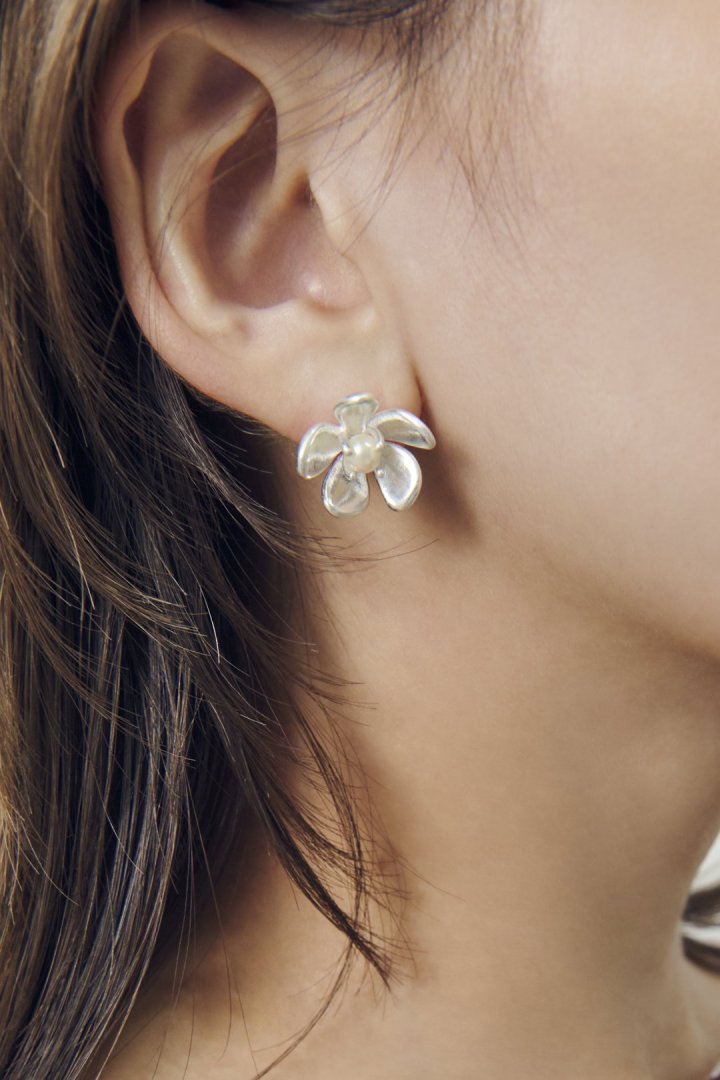 メタル フラワー × パール ピアス – GOLDY Onlinestore