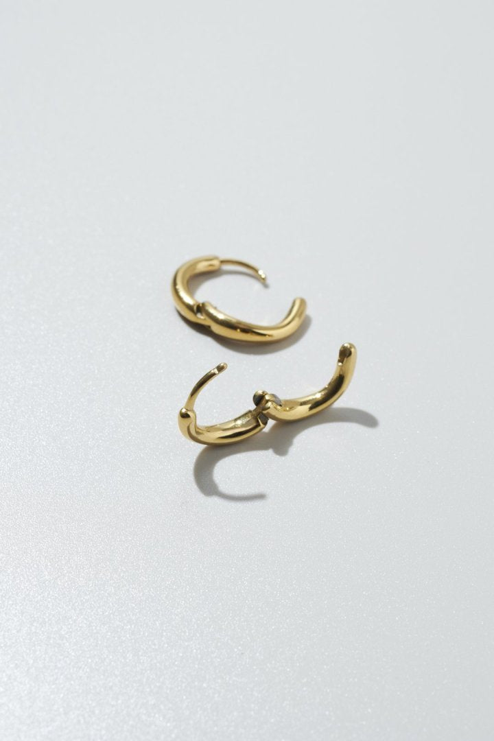 ミニ ウェービー ライン フープ ワンタッチ ステンレス ピアス【UNISEX ACCESSORIES】