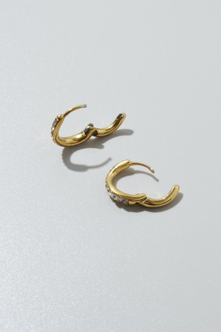 ビジュー × ウェービー ライン フープ ワンタッチ ステンレス ピアス