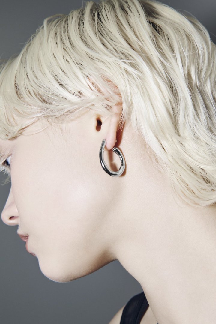 ニュアンス ワイド フープ ステンレスピアス