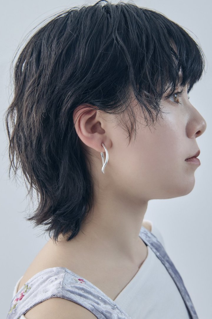 カーヴィー ライン ワイド ピアス