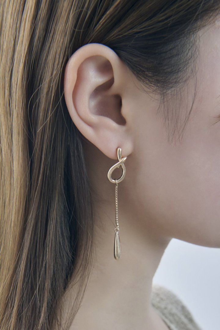 ニュアンス ライン アシンメトリー ロング ピアス – GOLDY Onlinestore