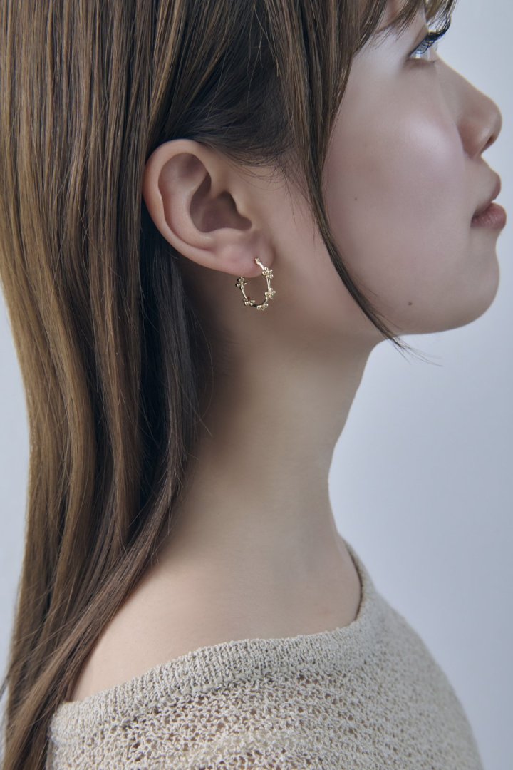 フラワー ライン フープ ピアス