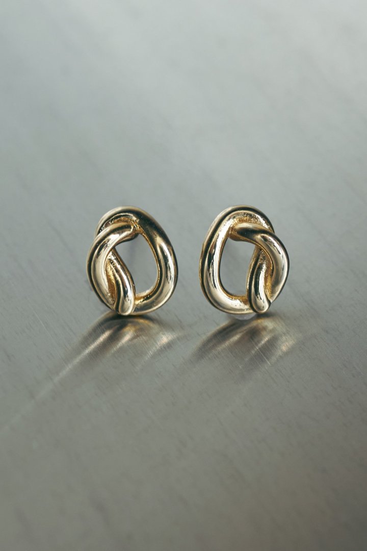メタル ノット ミニ ピアス