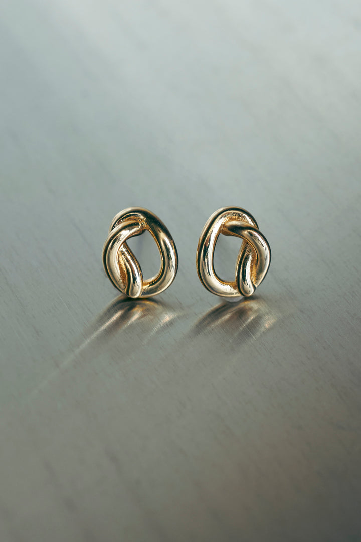 メタル ノット ミニ ピアス