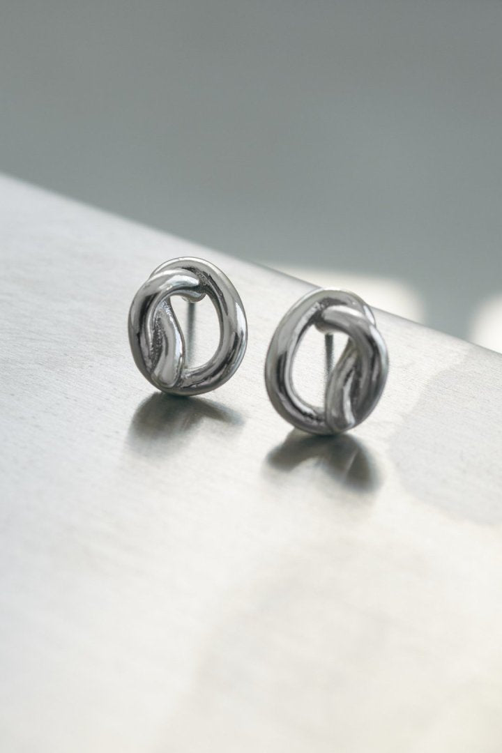 メタル ノット ミニ ピアス