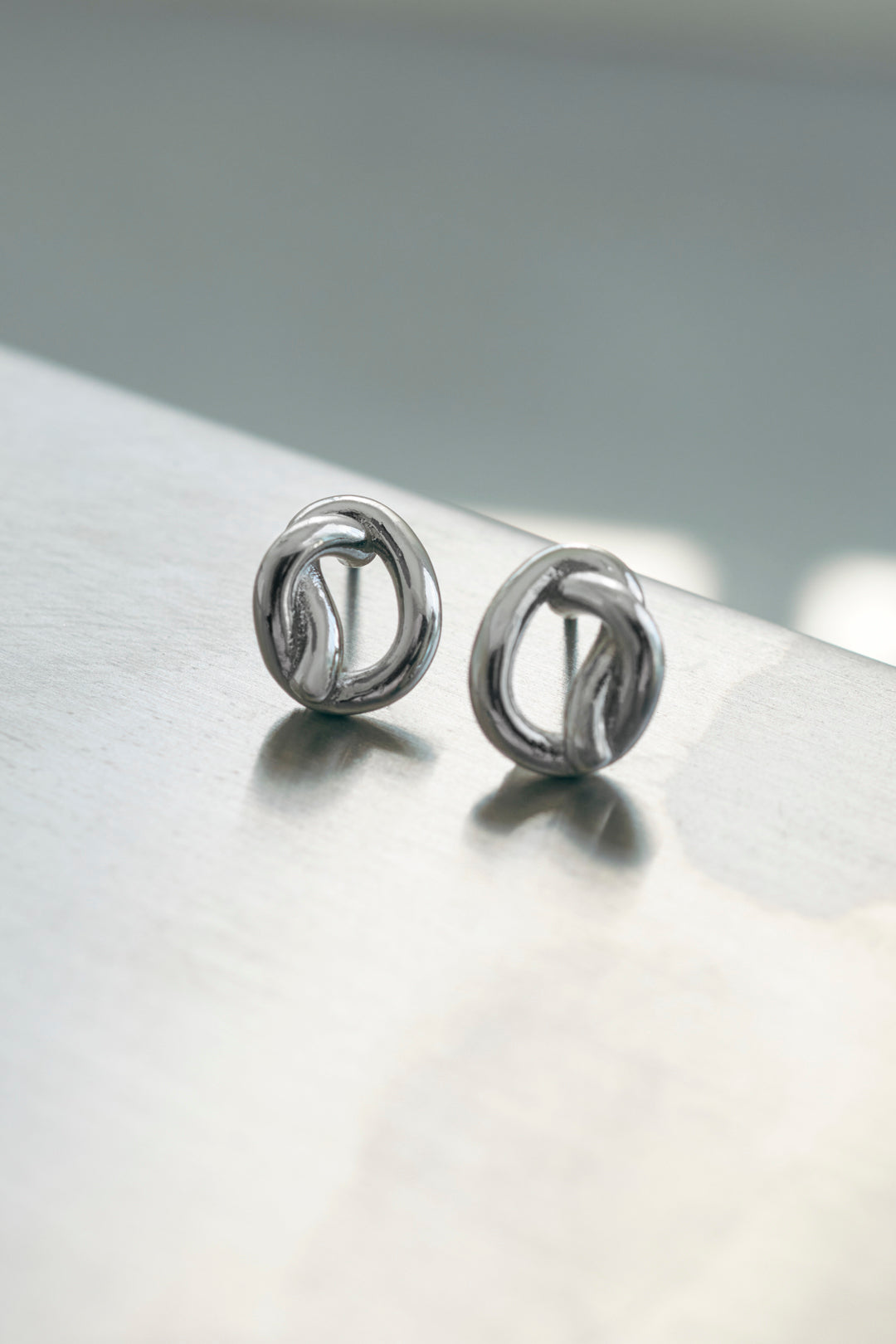メタル ノット ミニ ピアス