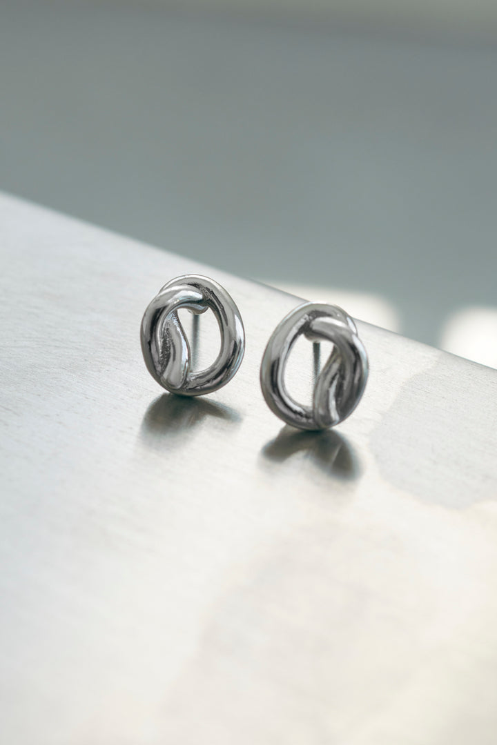 メタル ノット ミニ ピアス