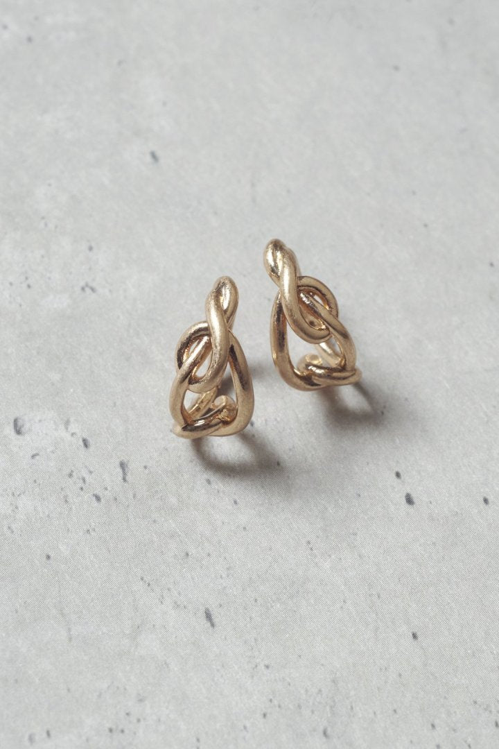 ワインディング ライン フープ ワンタッチ ピアス