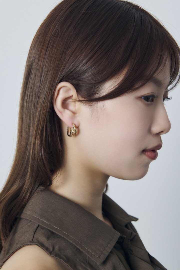 ワインディング ライン フープ ワンタッチ ピアス