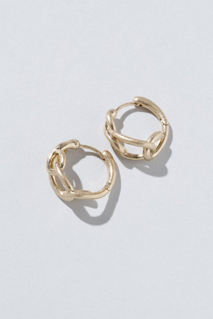 ワインディング ライン フープ ワンタッチ ピアス