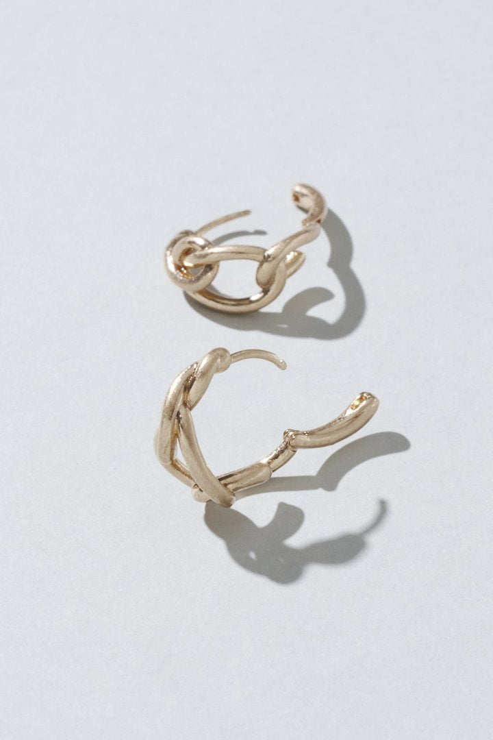 ワインディング ライン フープ ワンタッチ ピアス