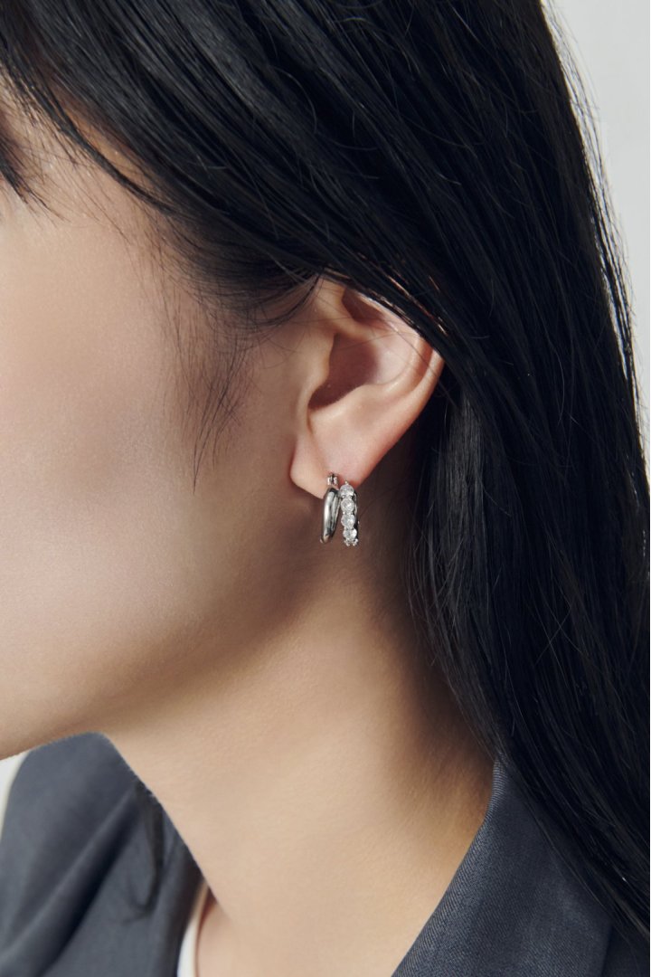 キュービックジルコニア × メタル ライン フープ ピアス