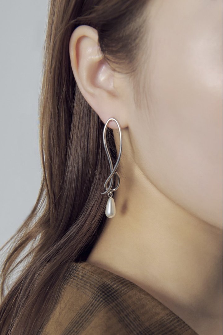 ドロップ パール × メタル アシンメトリー ピアス