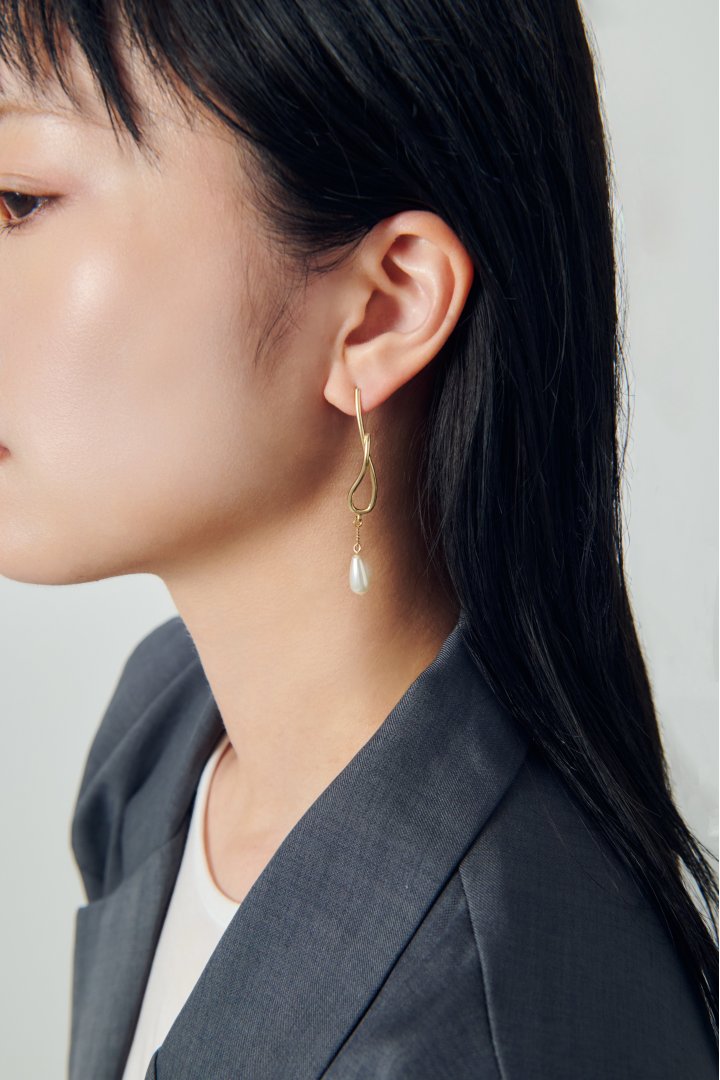 ドロップ パール × メタル アシンメトリー ピアス