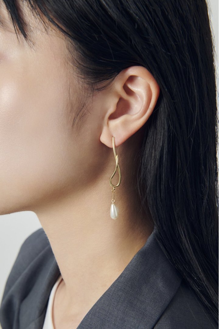 ドロップ パール × メタル アシンメトリー ピアス