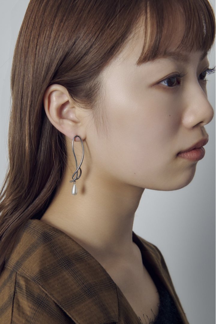 ドロップ パール × メタル アシンメトリー ピアス