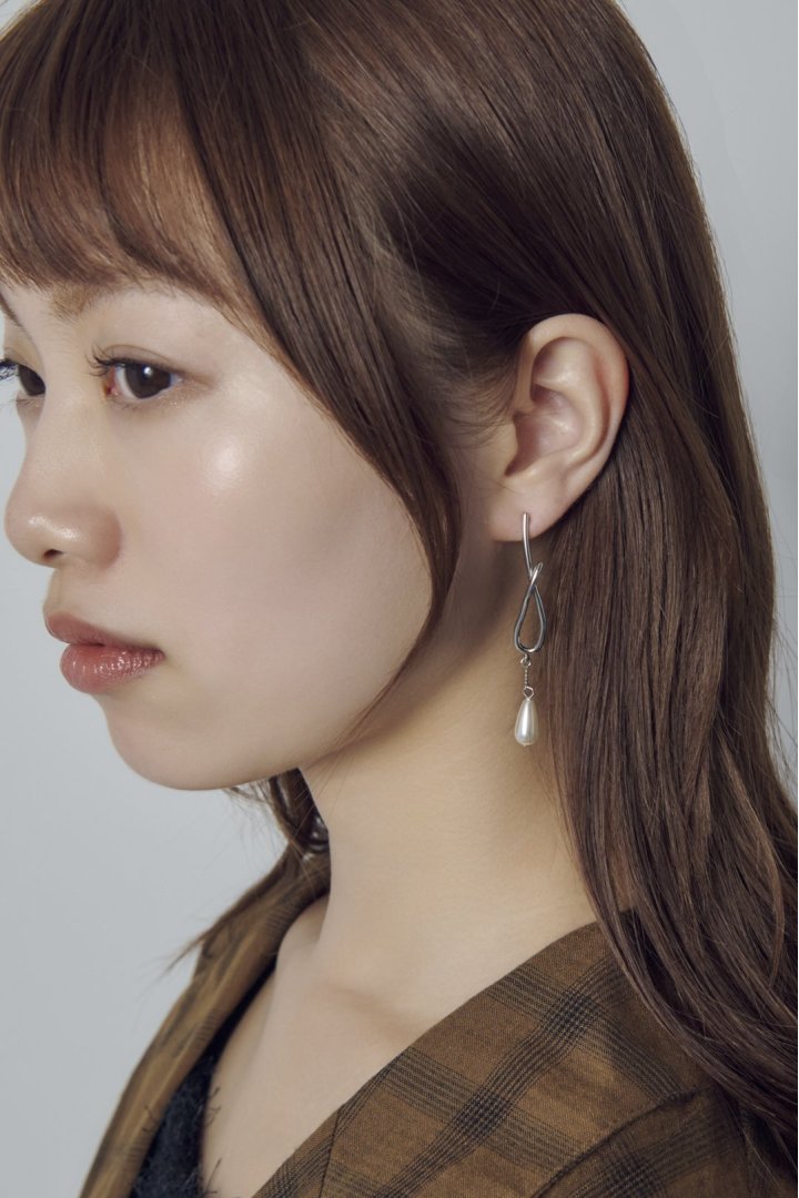 ドロップ パール × メタル アシンメトリー ピアス