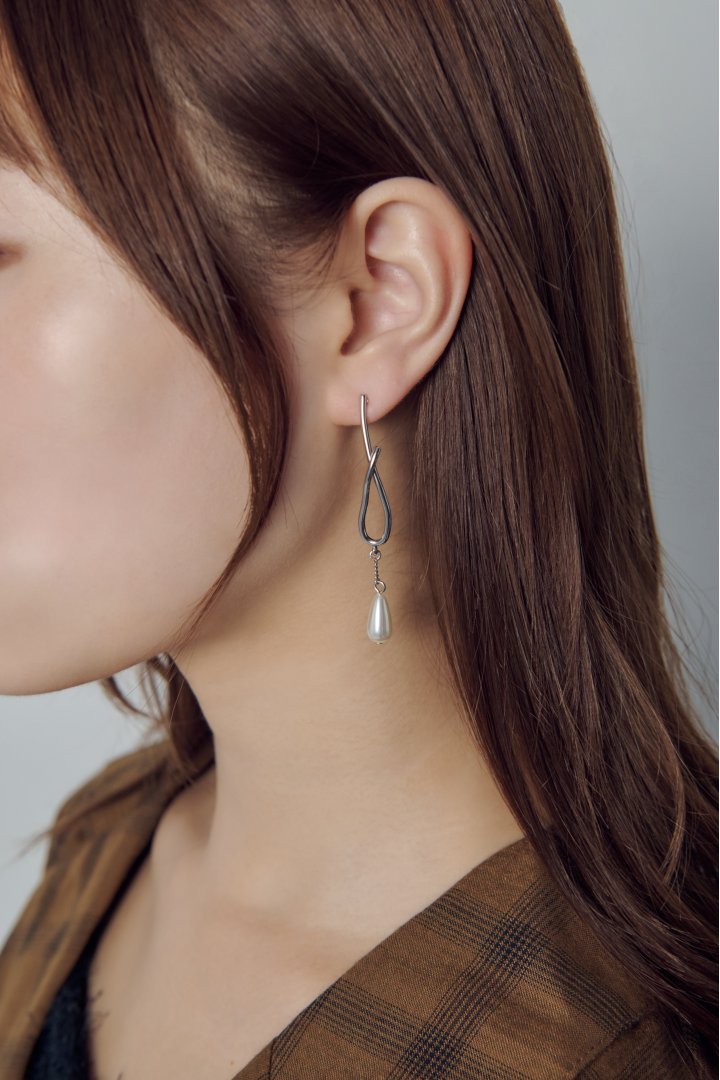 ドロップ パール × メタル アシンメトリー ピアス