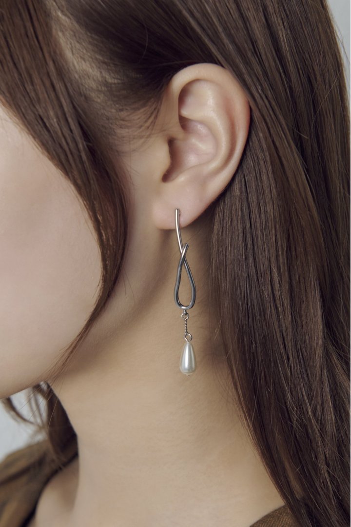 ドロップ パール × メタル アシンメトリー ピアス