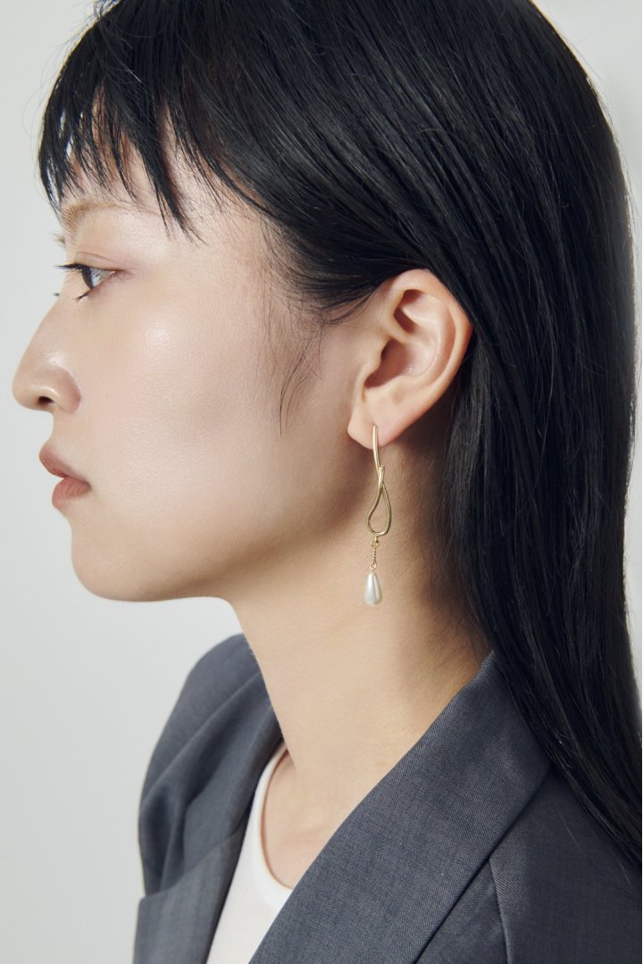 ドロップ パール × メタル アシンメトリー ピアス