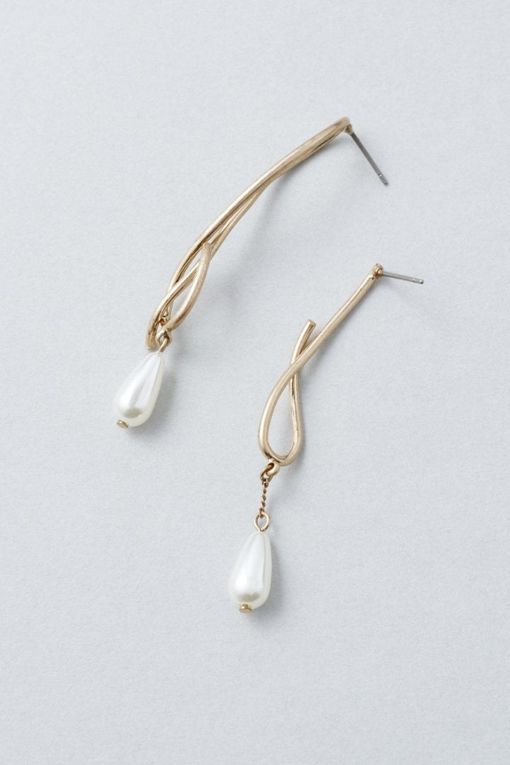 ドロップ パール × メタル アシンメトリー ピアス