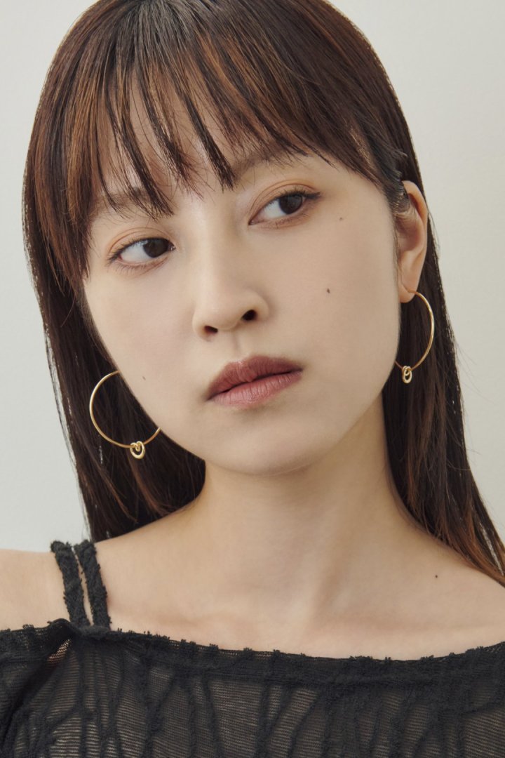 マイクロ チャーム スパイラル イヤリング