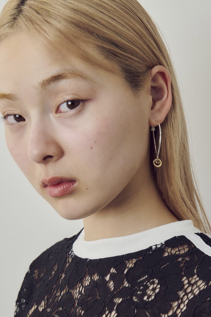 マイクロ チャーム スパイラル イヤリング