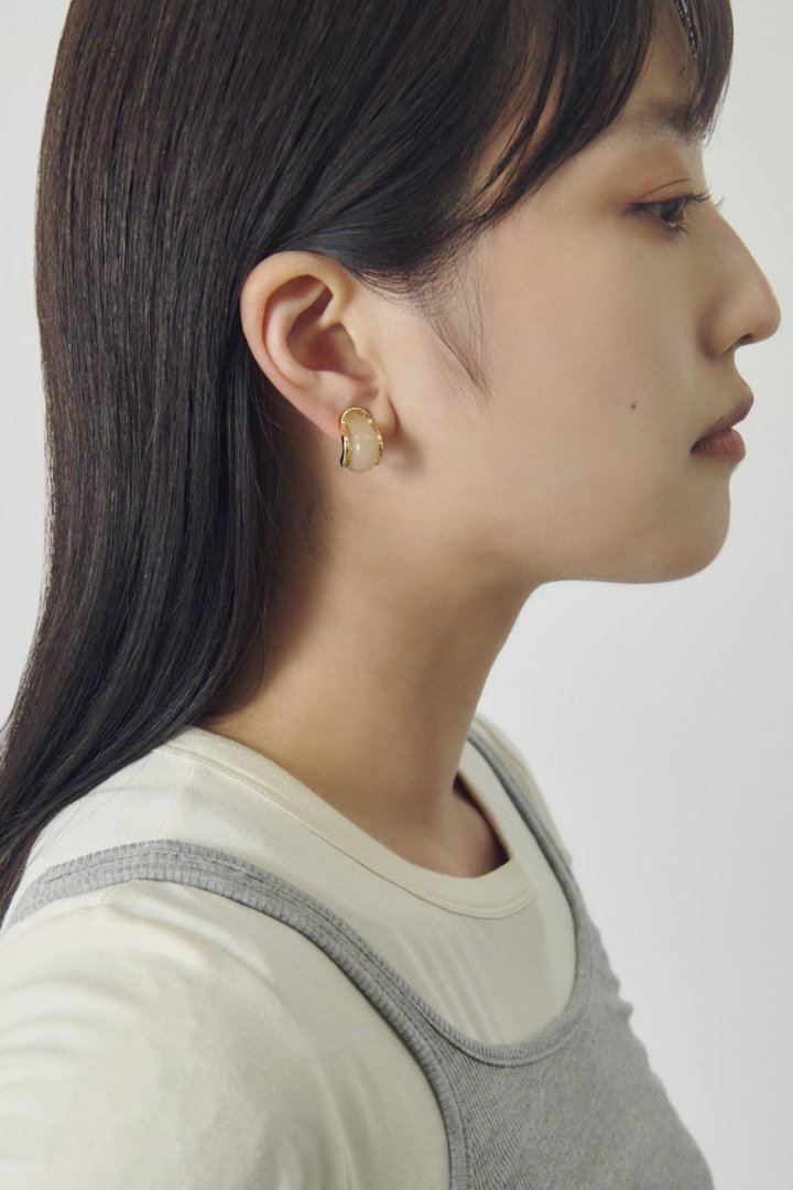 メタル フレーム プランプ カラー イヤリング