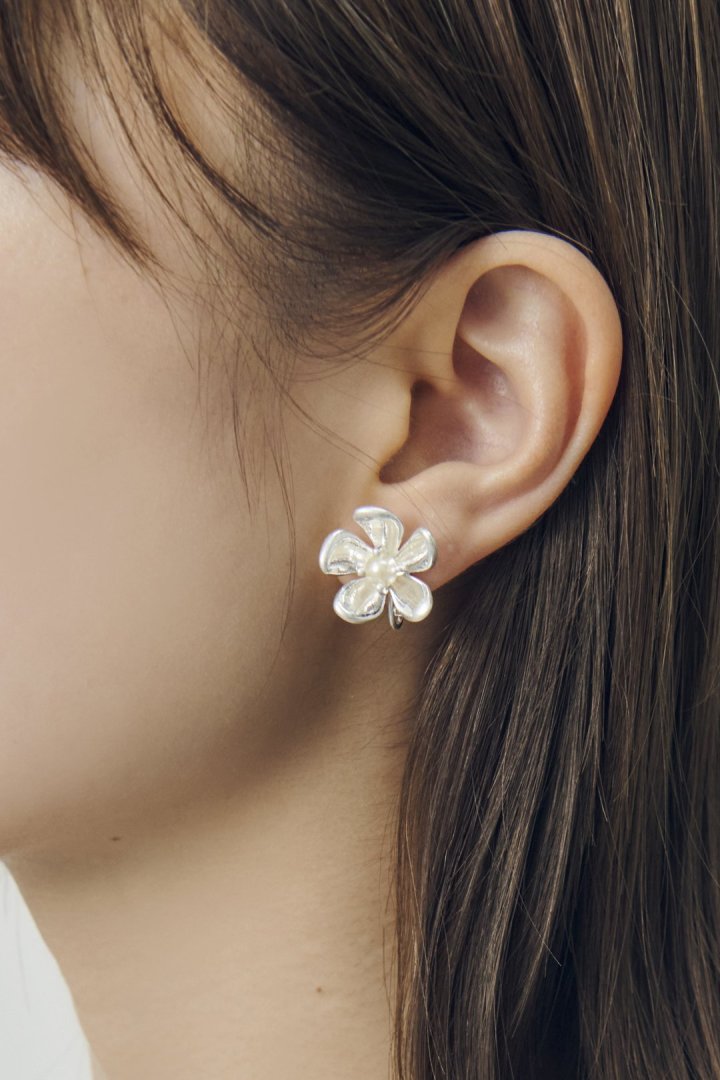 メタル フラワー × パール イヤリング