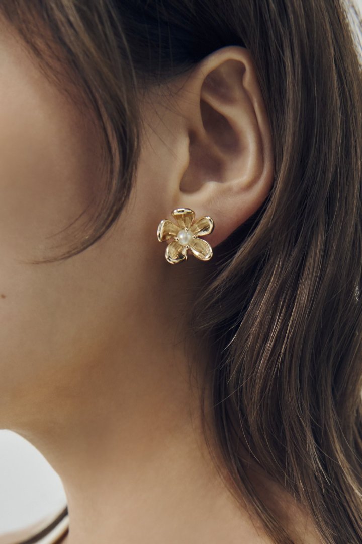 メタル フラワー × パール イヤリング