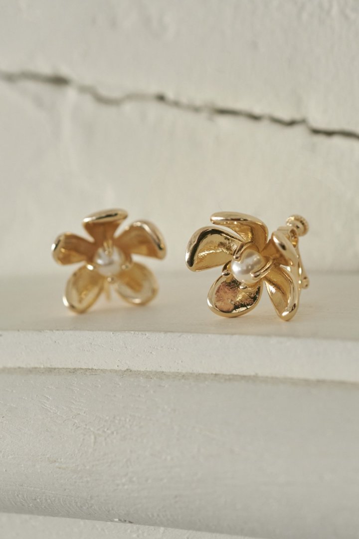 メタル フラワー × パール イヤリング