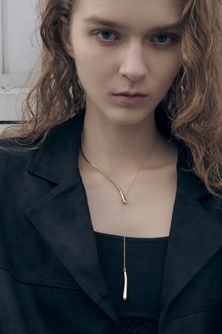 カーブド メタル "Y"シェイプ ネックレス