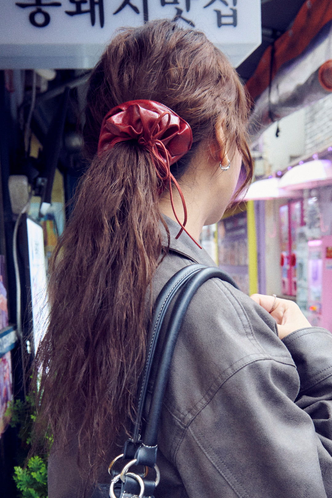 リボン ハング レザー タッチ ビッグ シュシュ【KOREA SNAP】 – GOLDY