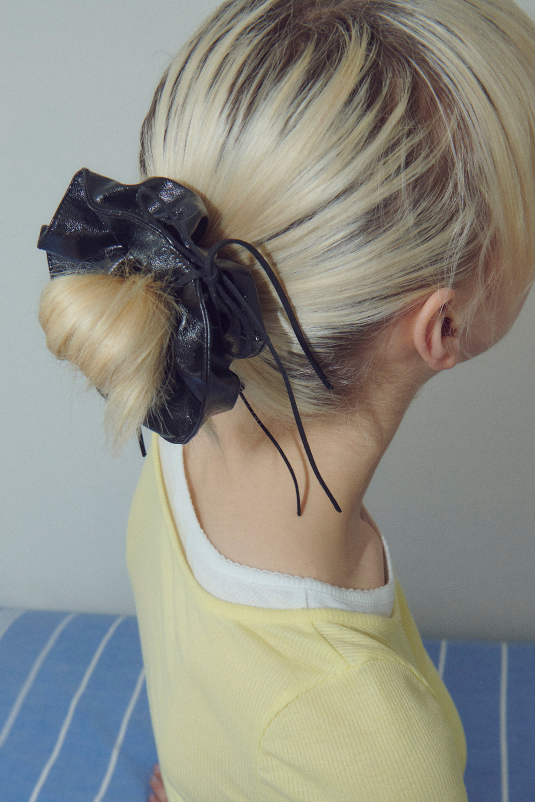 レザーシュシュ KIDS]フェイクレザーシュシュ(ヘアアクセサリー) | a.v.v KIDS