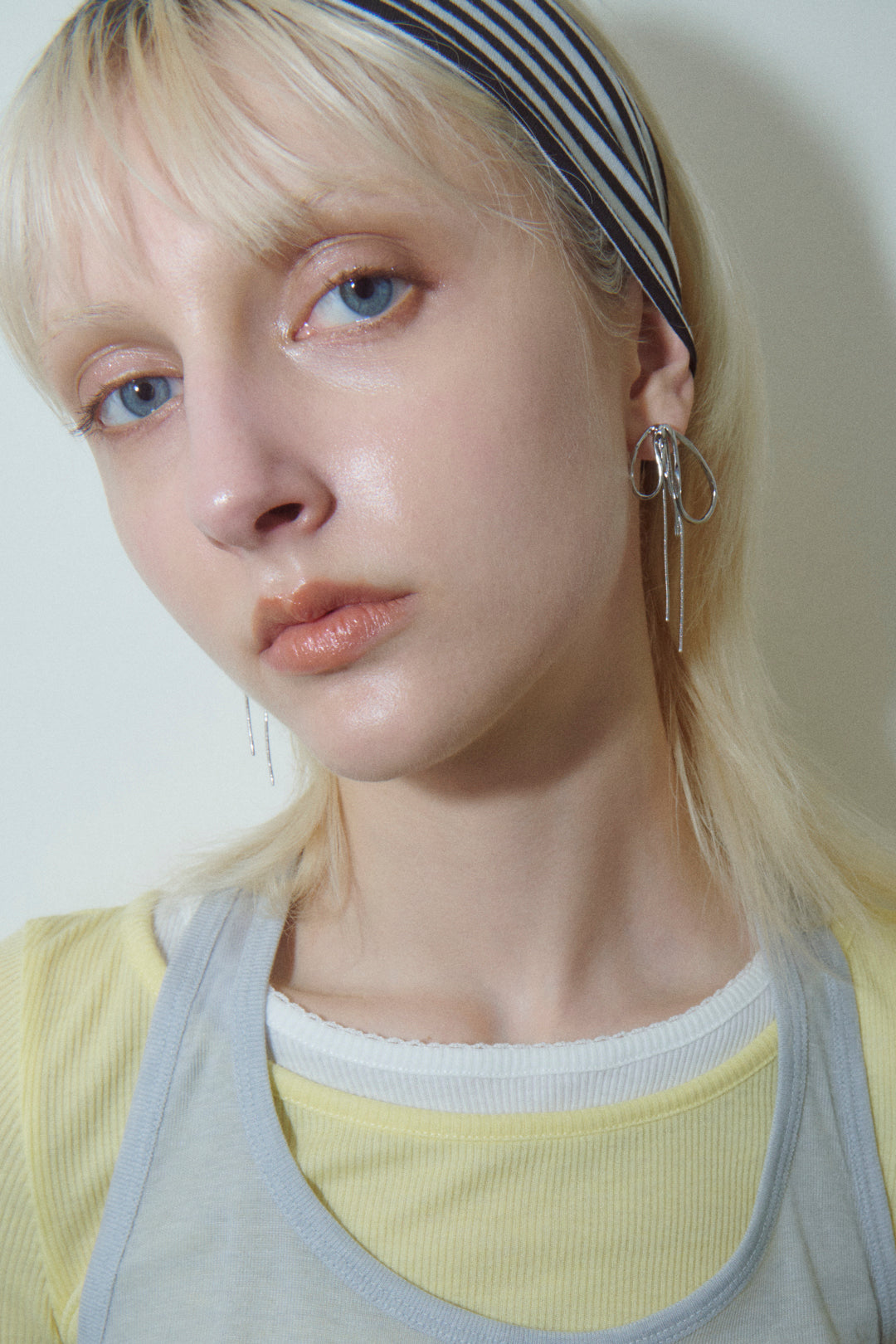 新品　ゴールドリボンピアス ゴールド]リボンチェーンピアス