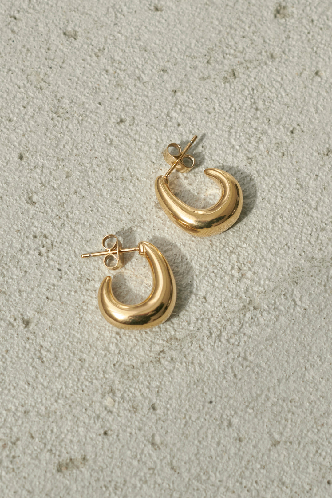 メタル クレッセント シェイプ ステンレス ピアス – GOLDY