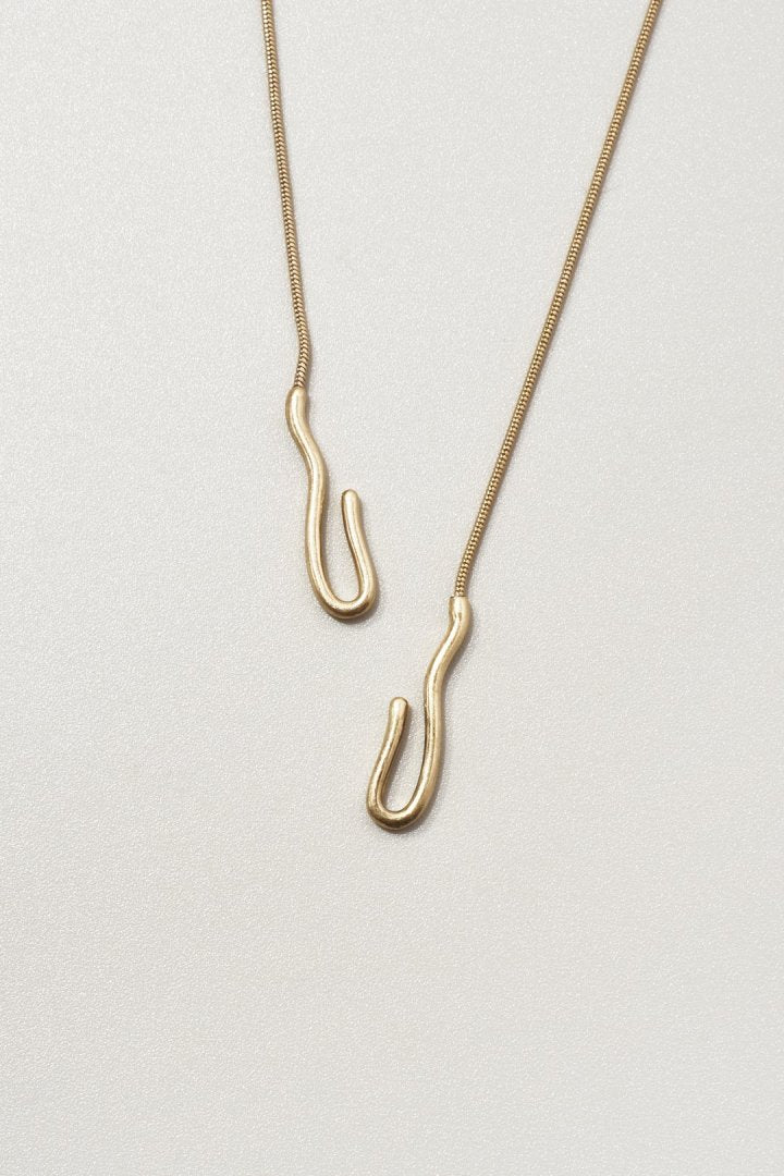 ドロップ メタル × フック レイヤード ネックレス – GOLDY