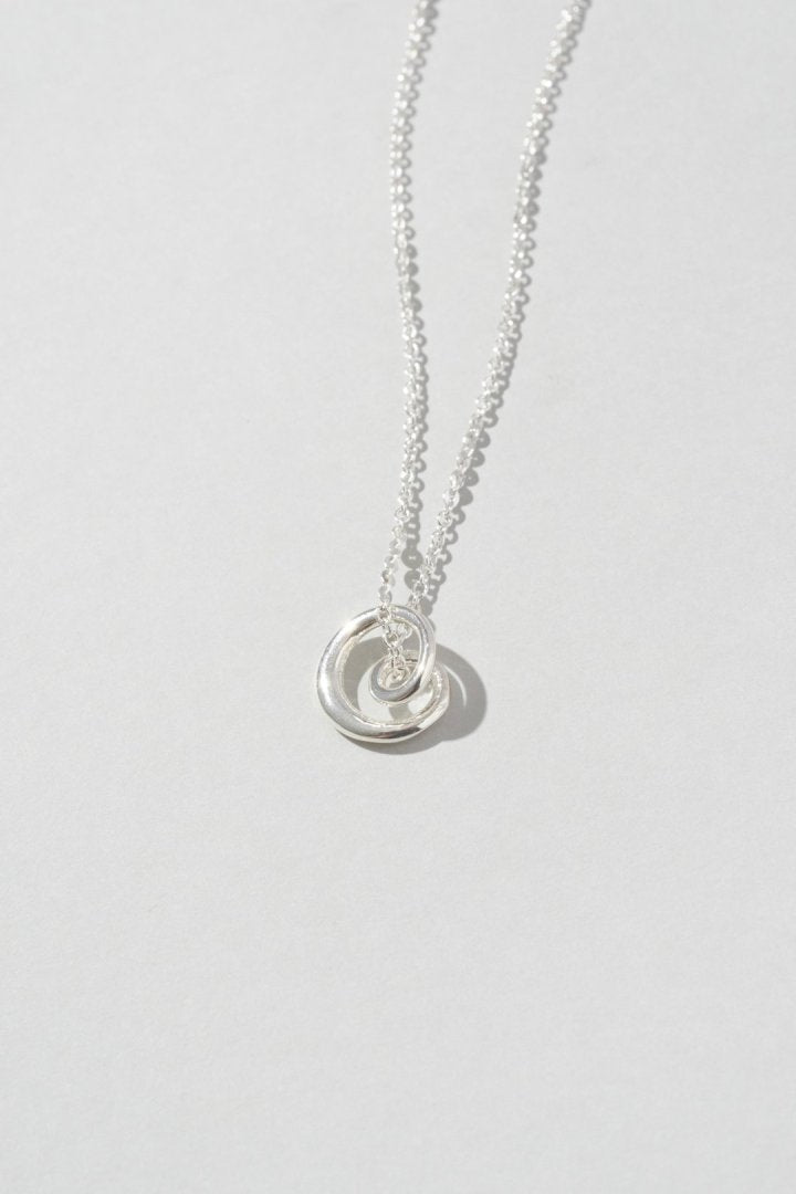 マイクロ チャーム スパイラル ネックレス