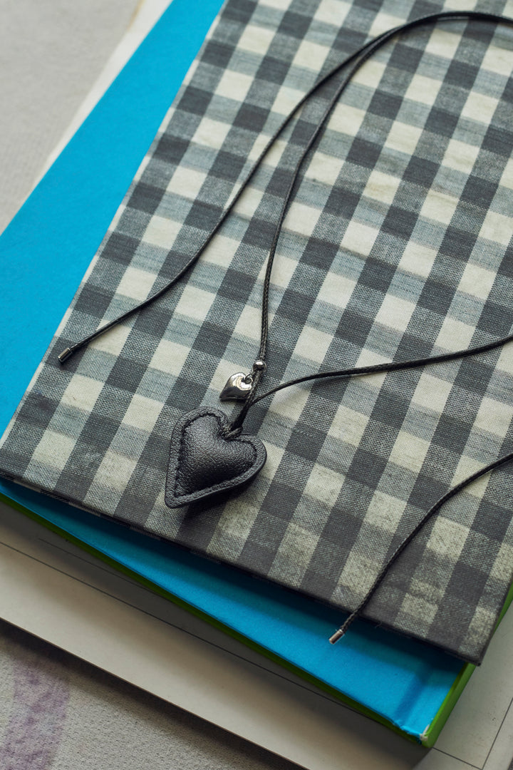 レザー タッチ ハート ネックレス