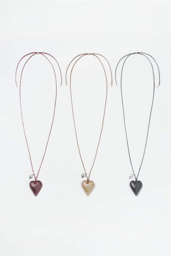 レザー タッチ ハート ネックレス