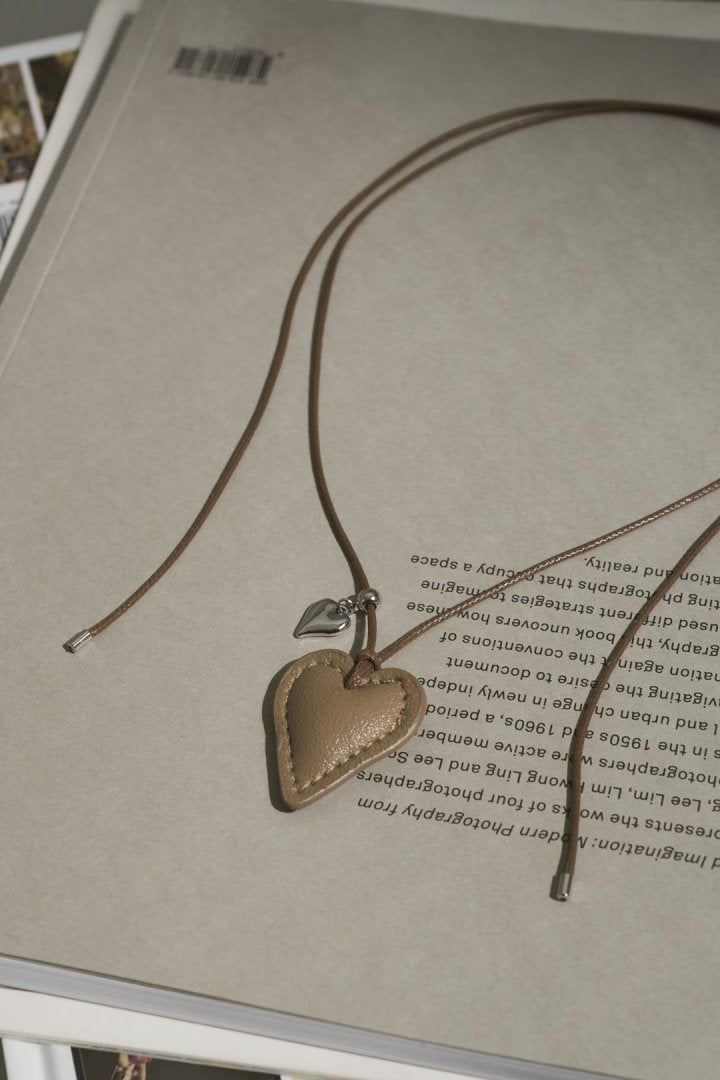 レザー タッチ ハート ネックレス
