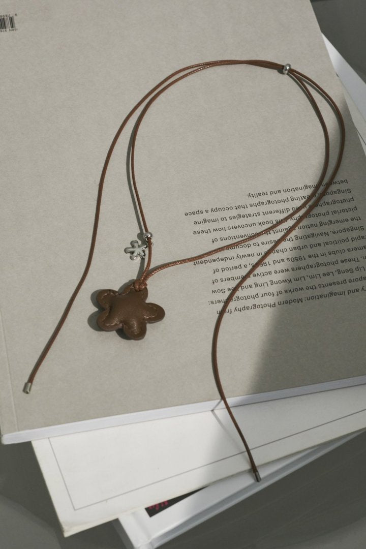 ブラウンレザー風ネックレス 幾何学デザイン レザー タッチ フラワー ネックレス – GOLDY Onlinestore