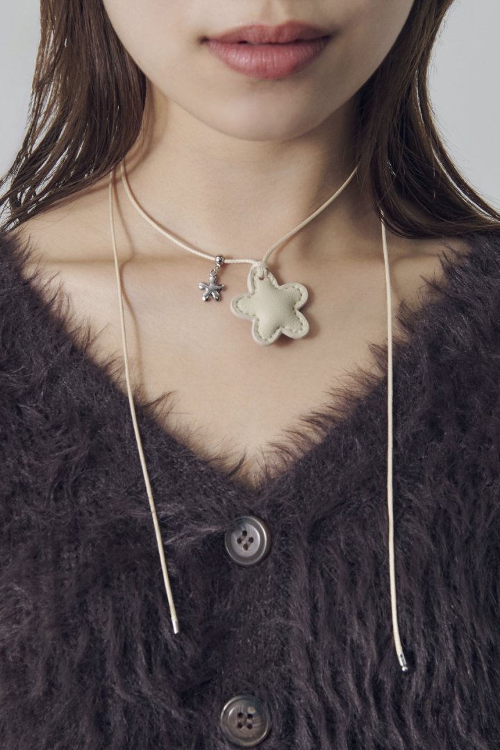 レザー タッチ フラワー ネックレス – GOLDY Onlinestore レザー タッチ フラワー ネックレス – GOLDY Onlinestore