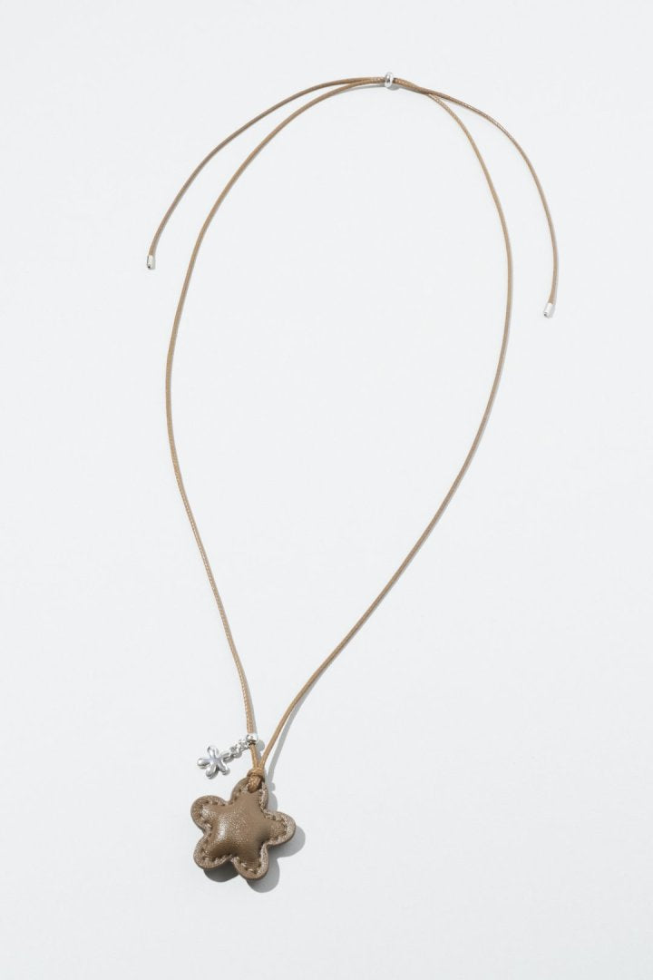 レザー タッチ フラワー ネックレス