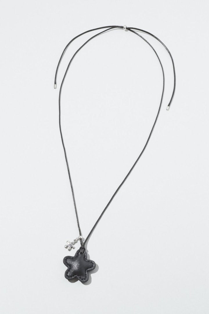 レザー タッチ フラワー ネックレス